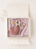Newborn Essentials Cadeaubox Meisje – Speenknuffel, Hydrofiel Doek, Bijtring & Speenkoord | Kraamcadeau